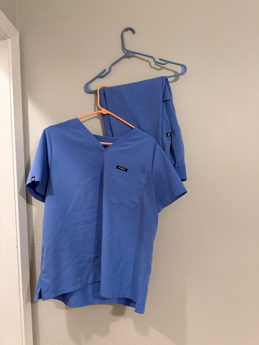 Jannuu Women’s Scrub Set